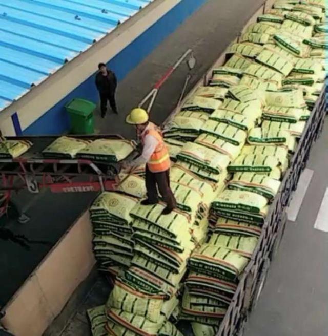 装车工人受伤医药费由谁出?