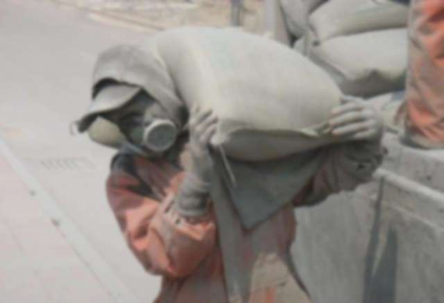 都说水泥装卸工工资高，亲身体会才知生活的不易!